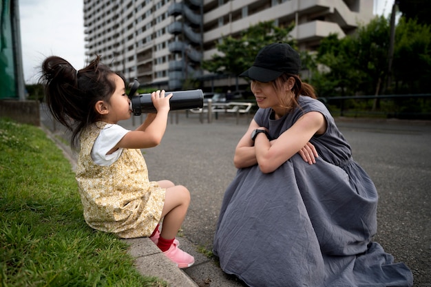 娘と一緒に時間を過ごす若い母親