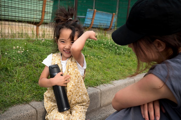 무료 사진 그녀의 딸과 함께 시간을 보내는 젊은 어머니