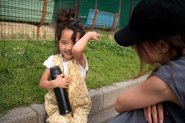 그녀의 딸과 함께 시간을 보내는 젊은 어머니