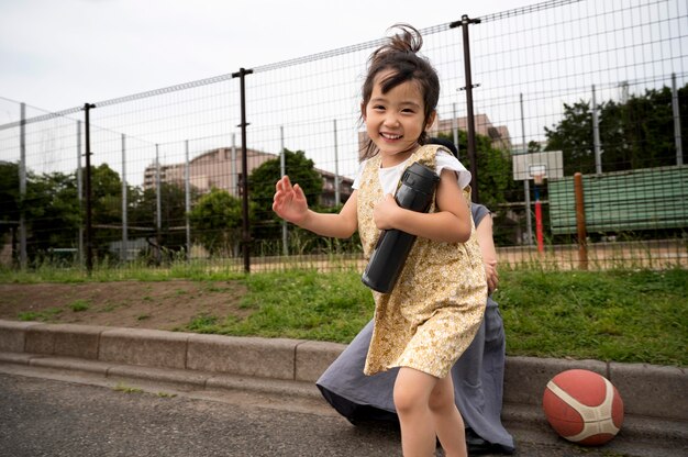 娘と一緒に時間を過ごす若い母親