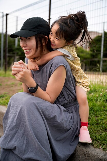 그녀의 딸과 함께 시간을 보내는 젊은 어머니