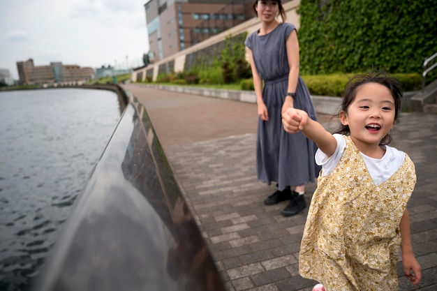 娘と一緒に時間を過ごす若い母親