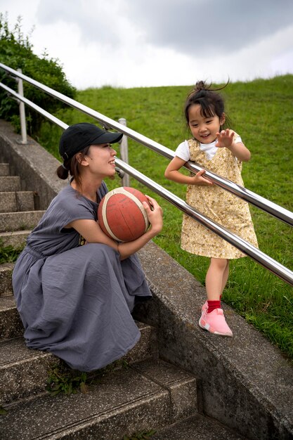 그녀의 딸과 함께 시간을 보내는 젊은 어머니