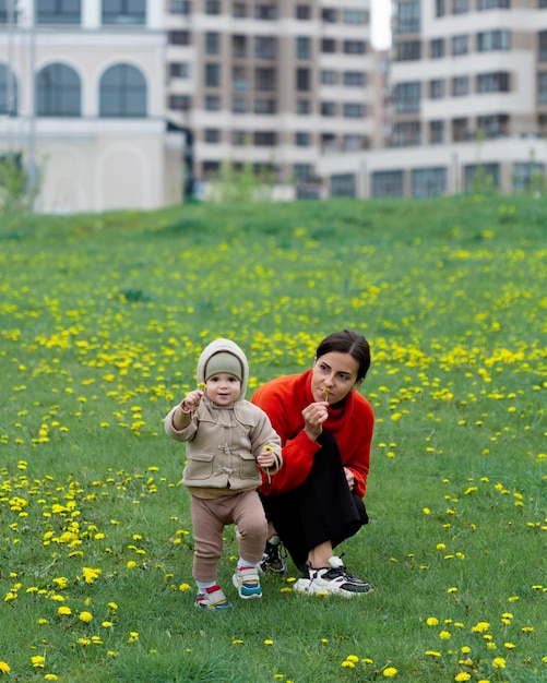 Foto gratuita giovane madre con suo figlio