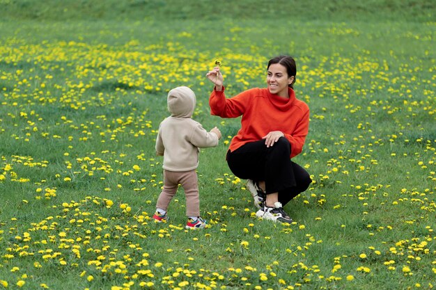 彼女の子供を持つ若い母親