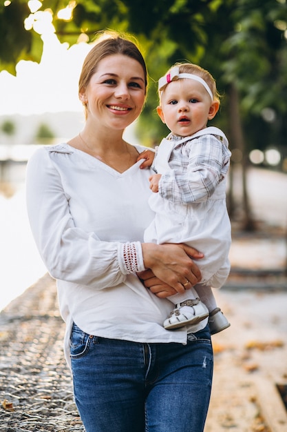 Бесплатное фото Молодая мать с маленькой дочкой в ​​осеннем парке