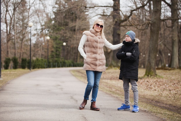 公園に彼女の息子と一緒に若い母親