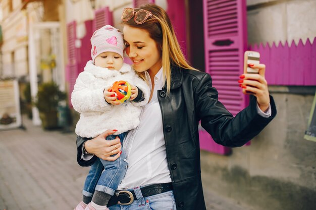 Free photo young mother with little daughter