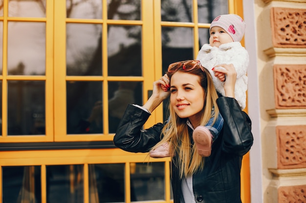 Free photo young mother with little daughter