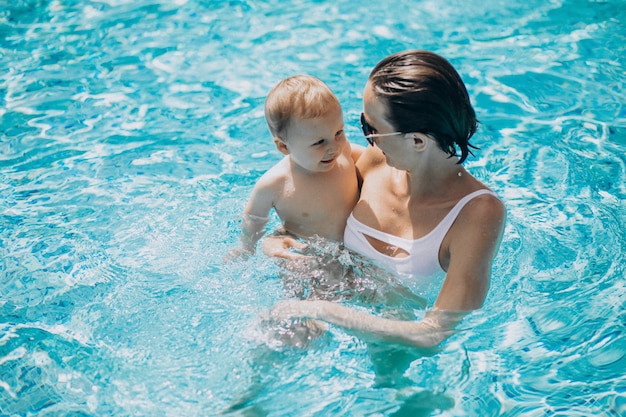 수영장에서 작은 아들과 함께 젊은 어머니