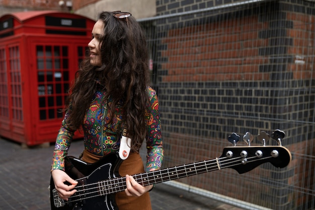 Foto gratuita giovane musicista che canta in giro per la città