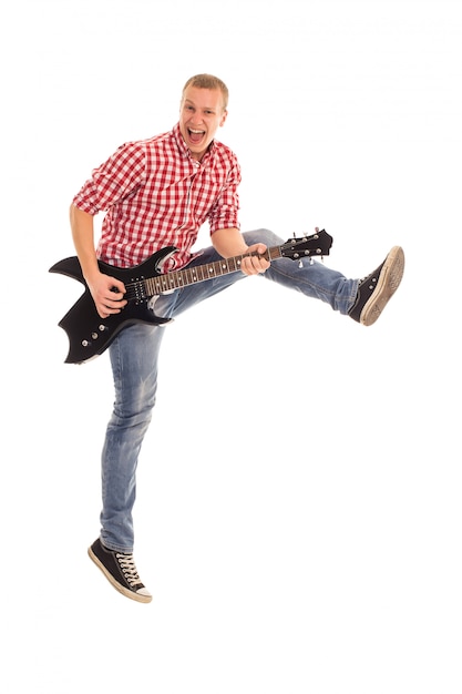 Бесплатное фото Молодой музыкант с гитарой