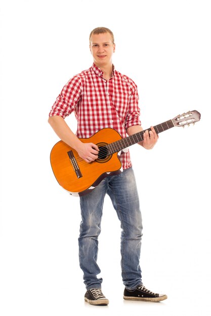 Молодой музыкант с гитарой