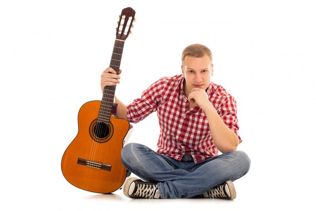 Молодой музыкант с гитарой