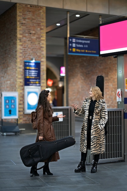 Foto gratuita giovani musicisti che cantano in giro per la città