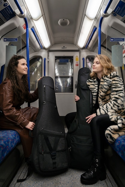 Foto gratuita giovani musicisti che cantano in giro per la città