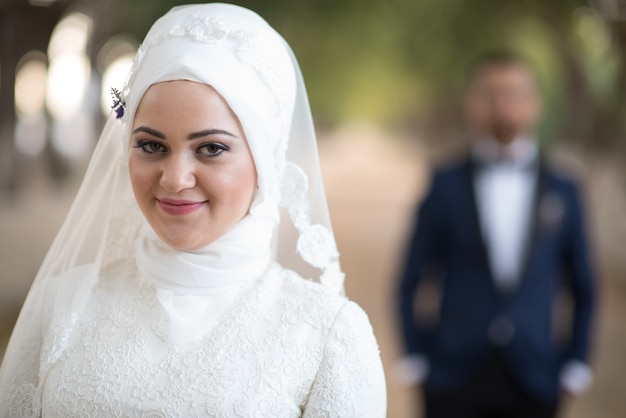 若いイスラム教徒の花嫁と花婿の結婚式