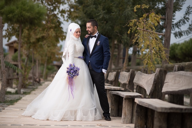 젊은 무슬림 신부와 신랑 결혼식 사진