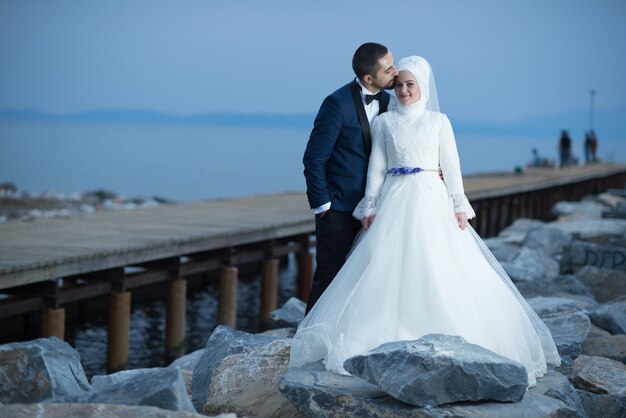 若いイスラム教徒の花嫁と花婿の結婚式の写真