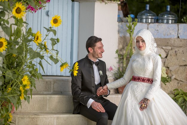 若いイスラム教徒の花嫁と花婿の結婚式の写真