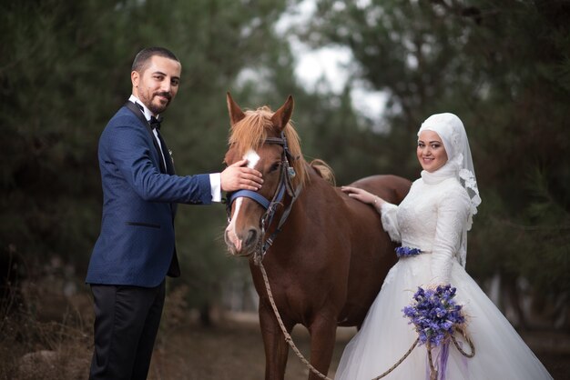 若いイスラム教徒の新郎新婦の結婚式の写真