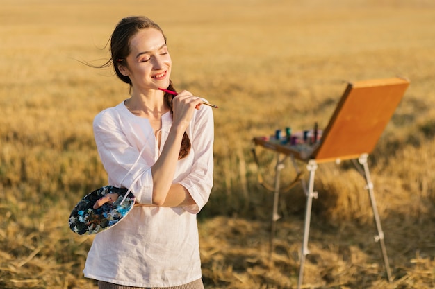 Free photo young painter looking for inspiration in the nature