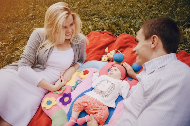 Foto gratuita giovani genitori sorridente accanto al loro bambino