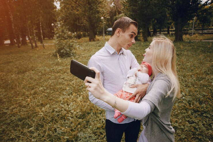 Бесплатный Фотография молодые родители принимая смешные фото