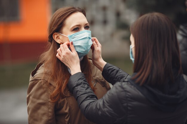 若者は使い捨てマスクを外に広げています