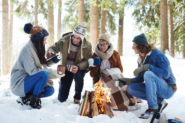 冬の森でのキャンプの若者