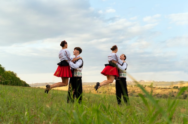 Free photo young people dancing outdoors full shot