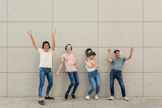 Free photo young people enjoying headphones