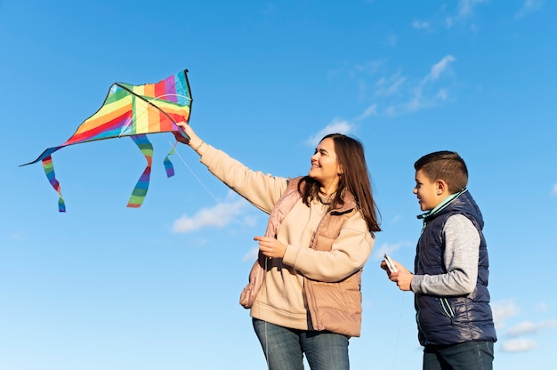 Foto gratuita i giovani alzano il kite