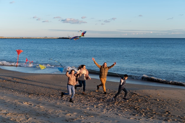 Foto gratuita i giovani alzano il kite