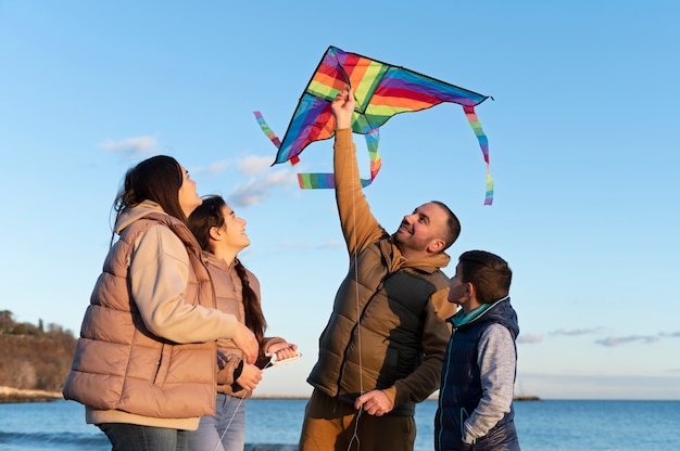 Foto gratuita i giovani alzano il kite