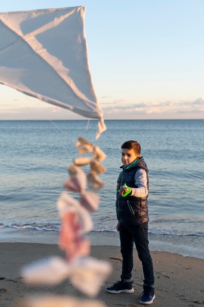 凧を上げる若者