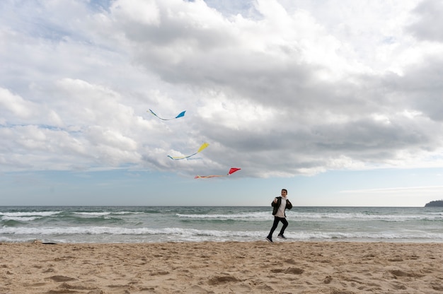 Foto gratuita i giovani alzano il kite