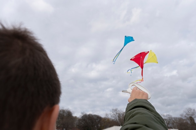 Foto gratuita i giovani alzano il kite