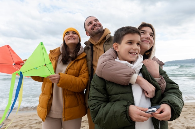 Foto gratuita i giovani alzano il kite