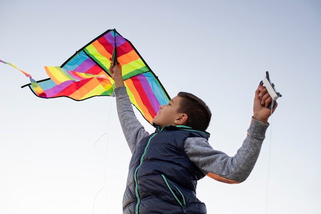 Foto gratuita i giovani alzano il kite