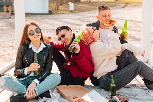 I giovani che si divertono insieme sul picnic