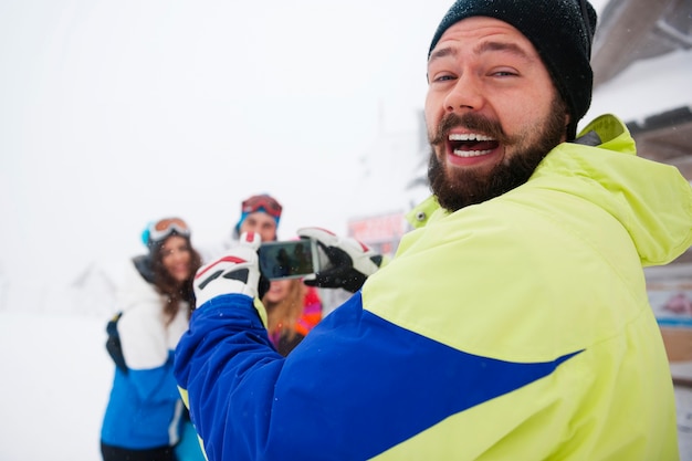 Foto gratuita giovani che hanno tempo durante il periodo invernale