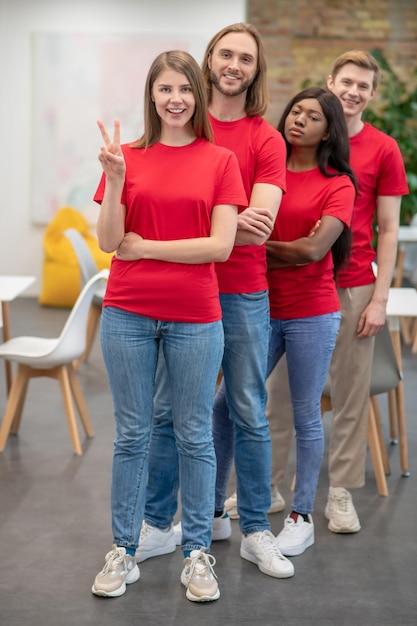 무료 사진 즐겁고 행복해 보이는 빨간 티셔츠를 입은 젊은이들