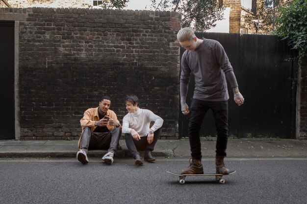 Бесплатное фото Молодые люди на улицах лондона