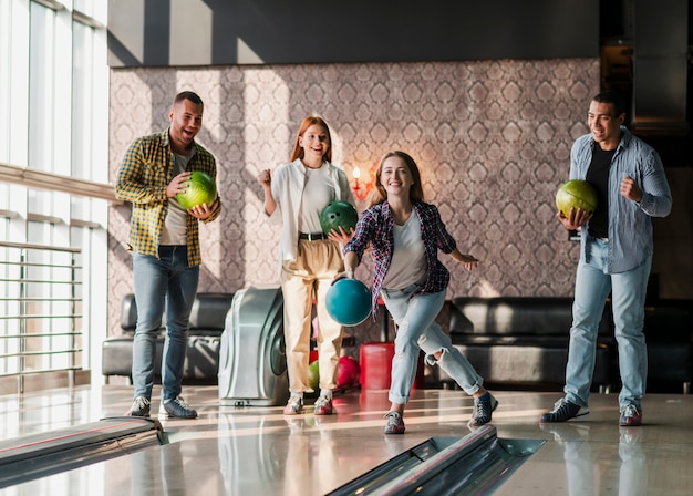 Foto gratuita giovani che giocano a bowling