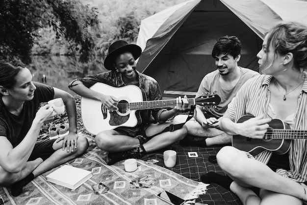 젊은 사람들이 숲에서 기타를 연주