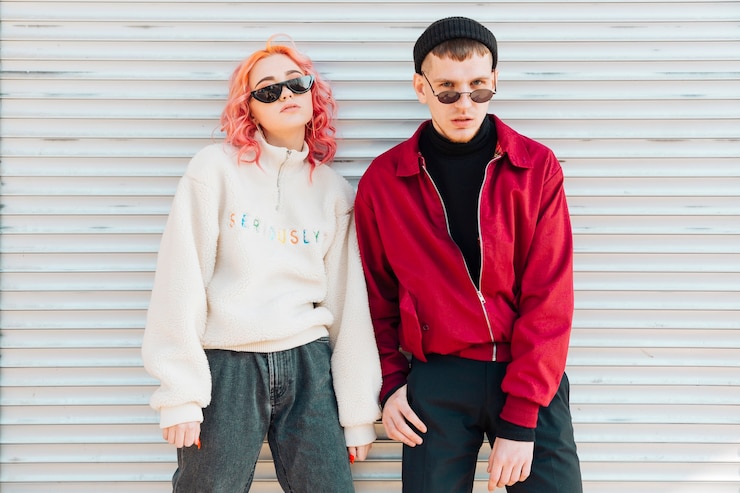 免費 Photo 年輕人戴著溫暖的春季服裝戴著太陽眼鏡