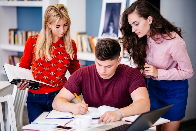 Free photo young people preparing assignment