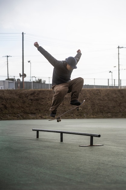Бесплатное фото Молодые люди катаются на скейтборде в японии
