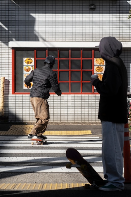 日本でスケートボードをする若者
